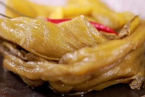 Ăn nhiều thực phẩm mặn trong thời gian dài sẽ làm tăng nguy cơ mắc các bệnh như cao huyết áp, viêm dạ dày, loãng xương. (Ảnh: ITN)