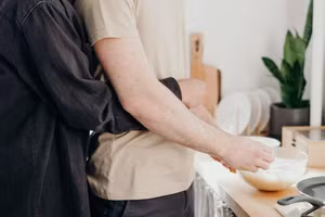 Những cặp đôi mới cưới thường cố gắng hết sức để tạo thời gian cùng nhau hoàn thành một việc gì đó. (Ảnh: ITN).