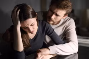 Những người có cơ địa nhạy cảm với tình yêu thường có nhiều hành động “bất thường”. (Ảnh: ITN). 