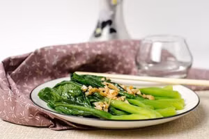 Nhiều bệnh nhân loãng xương lầm tưởng rằng điều trị bằng thuốc là tất cả những gì cần làm để phòng và chữa bệnh, mà bỏ qua tác động của chế độ ăn uống không hợp lý. (Ảnh: ITN)