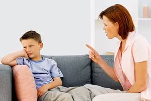 Nên học cách tự nhìn nhận lại bản thân, đừng trở thành kiểu cha mẹ khiến con ghét. (Ảnh: ITN).