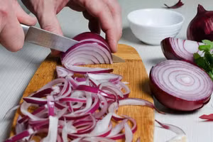 Sự “bảo vệ chính đáng” của củ hành và đôi mắt là lý do khiến chúng ta rơi nước mắt. (Ảnh: ITN).