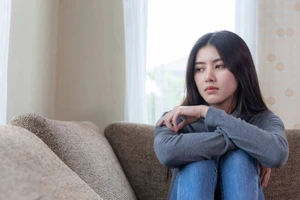 Ngay cả khi bạn có vòng tròn xã hội riêng, bạn vẫn sẽ thể hiện sự thu mình, cô lập và cô đơn. (Ảnh: ITN).