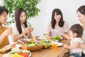 Sau khi kết hôn, nhiều phụ nữ mới nhận ra rằng sự bình đẳng được hứa hẹn giữa nam và nữ chỉ là một công việc phụ bên ngoài gia đình. (Ảnh: ITN).