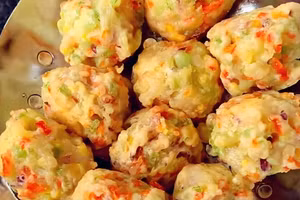 Thịt viên gà rau củ có thể dùng cùng nước sốt yêu thích, như sốt cà chua hoặc sốt salad. (Ảnh: ITN)