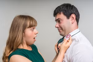 Một trong những nguyên nhân dẫn đến sự không chung thủy ở là sự không hài lòng về mặt cảm xúc trong hôn nhân hoặc mối quan hệ lâu dài. (Ảnh: ITN)