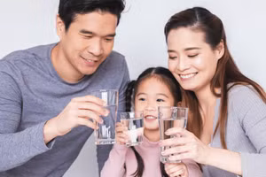 Để duy trì chức năng sinh lý bình thường của cơ thể, mỗi ngày bạn cần uống đủ lượng nước. (Ảnh: ITN)