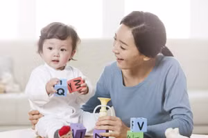 Cha mẹ nên tặng bé một số đồ chơi nhiều màu sắc, dễ cầm trong thời gian hoạt động sau khi thức dậy, để bé rèn luyện độ chính xác khi cầm nắm. (Ảnh: ITN).