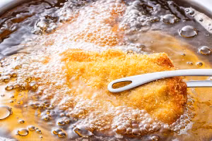 Nên trộn bột bánh mì với bột chiên. (Ảnh: ITN)