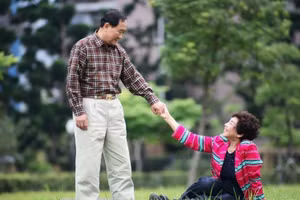 Chỉ khi cơ thể khỏe mạnh, chúng ta mới có thể ngắm nhìn phong cảnh mình muốn, tận hưởng vẻ đẹp của cuộc sống, đó mới là điều kiện cơ bản và quan trọng nhất của hạnh phúc. (Ảnh: ITN).