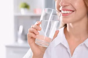 Không nên chờ đến khi khát mới uống nước. (Ảnh: ITN).