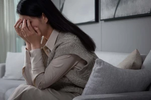 Có nhiều người, vì áp lực công việc hoặc biến cố trong gia đình mà cảm thấy vô cùng lo lắng. (Ảnh: ITN)