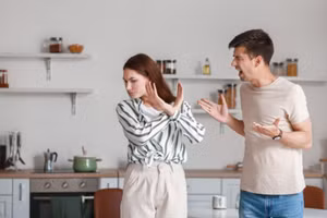 Có những cặp vợ chồng mỗi lần cãi nhau lại trở thành thù địch, sống với nhau nửa đời sau còn chẳng bằng người dưng. (Ảnh: ITN).