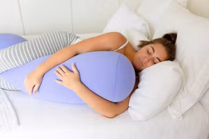 Ảnh hưởng của gối ôm đến chất lượng giấc ngủ được nhiều người quan tâm. (Ảnh: ITN).