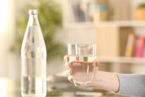 Nước đun sôi để nguội có thể uống hay không sau khi để lâu phụ thuộc vào nhiều biến số. (Ảnh: ITN)