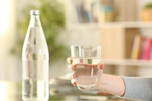 Nước đun sôi để nguội có thể uống hay không sau khi để lâu phụ thuộc vào nhiều biến số. (Ảnh: ITN)