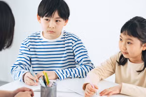 Cha mẹ không nên ép con học. (Ảnh: ITN).