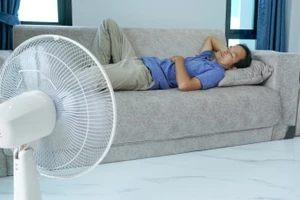 Quạt điện có thể giúp mọi người mát mẻ trong phòng ngủ, nhưng đồng thời chúng cũng gây ra các triệu chứng như đau cơ, khô họng, khó thở... (Ảnh: ITN)