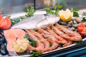 Thực phẩm tươi sống thường có màu sắc tươi sáng, trong khi thực phẩm hư hỏng có thể chuyển sang màu sẫm, vàng hoặc có đốm. (Ảnh: ITN).