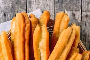 Thường xuyên ăn thức ăn chiên không chỉ dễ gây béo phì mà còn dẫn đến tích tụ mỡ trong cơ thể, ảnh hưởng đến chuyển hóa và nội tiết, từ đó làm tăng tốc độ lão hóa của cơ thể. (Ảnh: ITN)