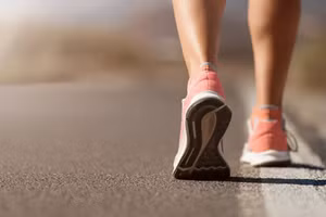 Đi bộ là cách hoạt động thể chất lâu đời nhất của con người. (Ảnh: ITN)