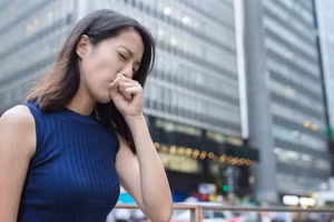 Nếu không tính đến những người hút thuốc - những bệnh nhân thường có triệu chứng viêm phế quản mãn tính, thì nguyên nhân phổ biến nhất gây ho là bị cảm lạnh hoặc cúm. (Ảnh: ITN)