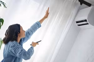 Mỗi mùa hè, điều hòa trở thành “cứu tinh” trong nhà nhưng đồng thời cũng khiến chúng ta rơi vào một rắc rối vô hình khác. (Ảnh: ITN).