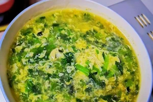 Cách trực tiếp và đơn giản nhất là thêm một lượng nước trắng hoặc nước dùng thích hợp vào món ăn bị mặn. (Ảnh: ITN)