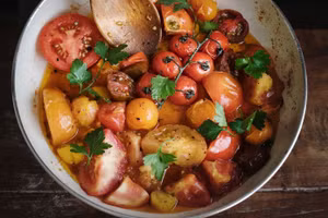 Chất xơ trong cà chua giúp hạ lipid máu và bảo vệ sức khỏe tim mạch. (Ảnh: ITN).