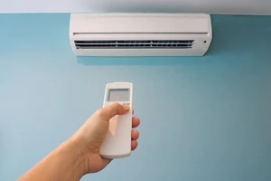 Khi từ ngoài trời nóng bước vào phòng máy lạnh, các mạch máu ngoại vi không thể co bóp nhanh chóng, dễ gây ra tình trạng tuần hoàn máu ngoại vi kém. (Ảnh: ITN)