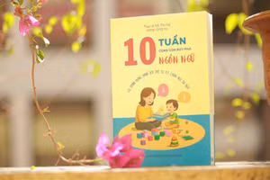 Cuốn sách 10 tuần cùng con bứt phá ngôn ngữ - Lộ trình đồng hành với trẻ tự kỷ, chậm nói tại nhà. Ảnh (Nhà xuất bản Phụ nữ Việt Nam)