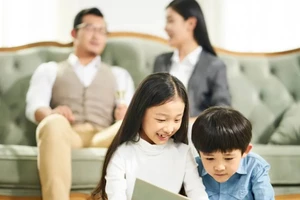 Không hiểu rõ tình hình kinh tế gia đình, trẻ có thể gánh chịu những áp lực tâm lý không cần thiết. (Ảnh: ITN).