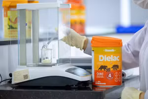 Vinamilk chủ động thiết lập tiêu chuẩn nội bộ khắt khe để bảo vệ sức khỏe đường dài của thế hệ tương lai. Ảnh: Vi Nam