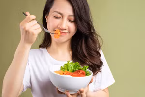 Quan sát cách một người cư xử trên bàn ăn, chúng ta thường có thể nhìn thấy đặc điểm tính cách và xu hướng tâm lý của họ. (Ảnh: ITN).
