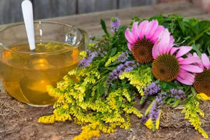 Uống trà thảo dược trị ho khiến bạn cảm thấy dễ chịu hơn ngay lập tức. (Ảnh: ITN)