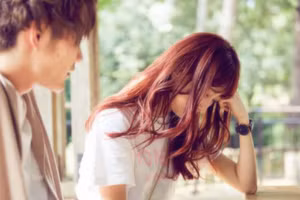 Không ít phụ nữ quan tâm quá mức đến quá khứ tình cảm của nửa kia, luôn cố gắng đào bới đến cùng, không đạt được mục đích thì không bỏ qua. (Ảnh: ITN)