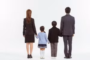 Đối xử với các con một cách hòa thuận, đặc biệt là sau khi tái hôn, đã trở thành nỗi băn khoăn và thách thức của nhiều người. (Ảnh: ITN).