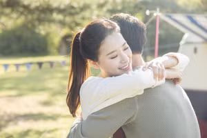 Tiếp xúc vật lý là một cách quan trọng để xây dựng mối liên kết tình cảm. (Ảnh: ITN).