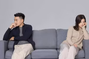 Theo thời gian, hôn nhân không thể tránh khỏi một giai đoạn bình lặng. (Ảnh: ITN).