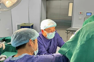 TTƯT.TS.BS Lê Minh Sơn cùng ê-kíp thực hiện phẫu thuật cho người bệnh.