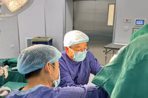 TTƯT.TS.BS Lê Minh Sơn cùng ê-kíp thực hiện phẫu thuật cho người bệnh.