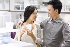 Phần lớn đàn ông cho rằng, họ không phản đối việc đưa tiền mình kiếm được cho vợ quản lý, chỉ cần đừng quản lý quá chặt chẽ là được. (Ảnh: ITN).