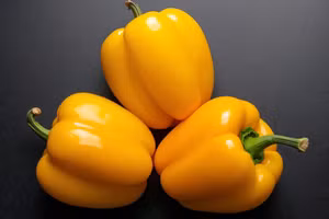 Vị ngọt và màu sắc rực rỡ của ớt chuông vàng giúp làm sáng bừng mọi món ăn đồng thời hỗ trợ sức khỏe miễn dịch, não bộ, tim mạch và tế bào. (Ảnh: ITN)