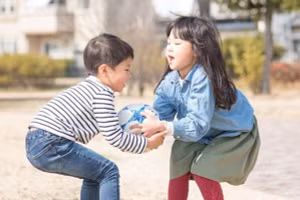 Tính hiếu chiến ở trẻ em bị kìm nén, bề ngoài có vẻ yên bình, nhưng thực chất bên trong đang âm thầm dâng trào. (Ảnh: ITN).