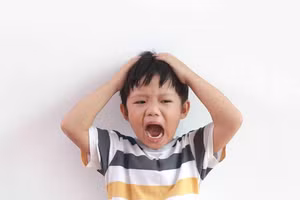 Những biến động cảm xúc của trẻ thường khiến cha mẹ cảm thấy bất lực. (Ảnh: ITN).