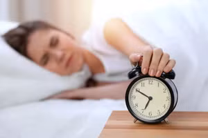 Nếu bạn ngủ lại sau khi chuông báo thức reo, bạn có thể rơi vào giấc ngủ sâu và ngủ quên. Điều này thường làm gián đoạn đồng hồ sinh học của bạn. (Ảnh: ITN)