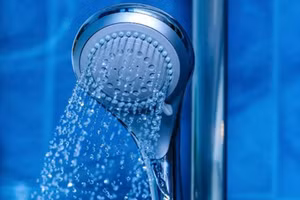 Do môi trường phòng tắm khép kín và thói quen tắm sai cách của nhiều người, mùa đông nào cũng xảy ra tai nạn. (Ảnh: ITN)