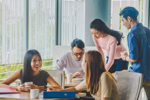 Nhìn bề ngoài, một số người trẻ hiện nay không còn xin tiền cha mẹ một cách lộ liễu như trước đây, nhưng thực chất, họ vẫn tận hưởng sự hỗ trợ tài chính từ cha mẹ. (Ảnh: ITN).