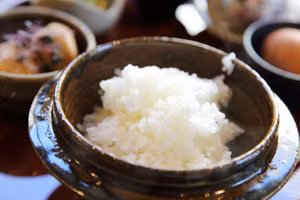 Bạn vo gạo càng nhiều lần thì cơm sau khi nấu sẽ càng ít dính hơn. (Ảnh: ITN).