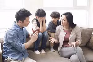 Truyền tải quá nhiều cảm xúc tiêu cực cho con cái thường có tác dụng ngược. (Ảnh: ITN).